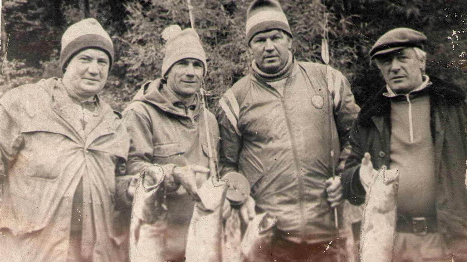 Борис Киселёв (второй слева) и его первый «звёздный» друг Валерий Рюмин (второй справа). п. Толька, 1986 год. Фото: предоставлено из архива семьи Киселёвых
