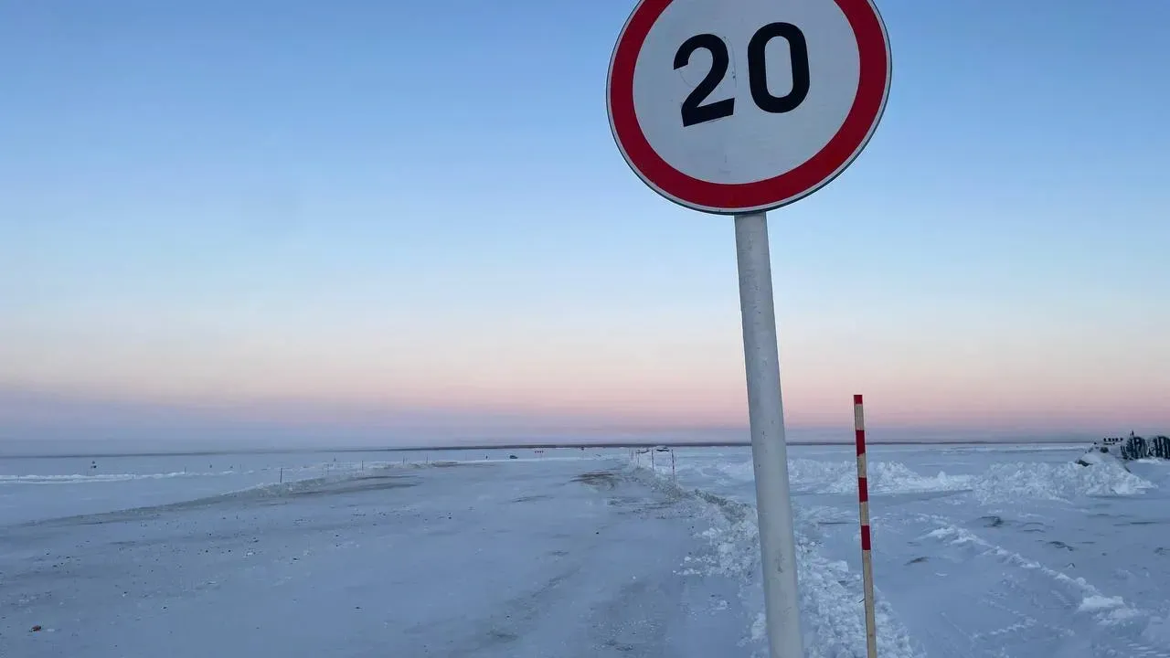 Скорость на переправе ограничена 20 км/ч. Фото: Карина Безносова / «Ямал-Медиа»