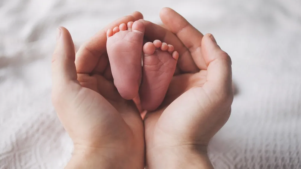 Расширенный неонатальный скрининг поможет не пропустить у новорожденных наследственных заболеваний. Фото: MakeStory Studio/Shutterstock/ФОТОДОМ