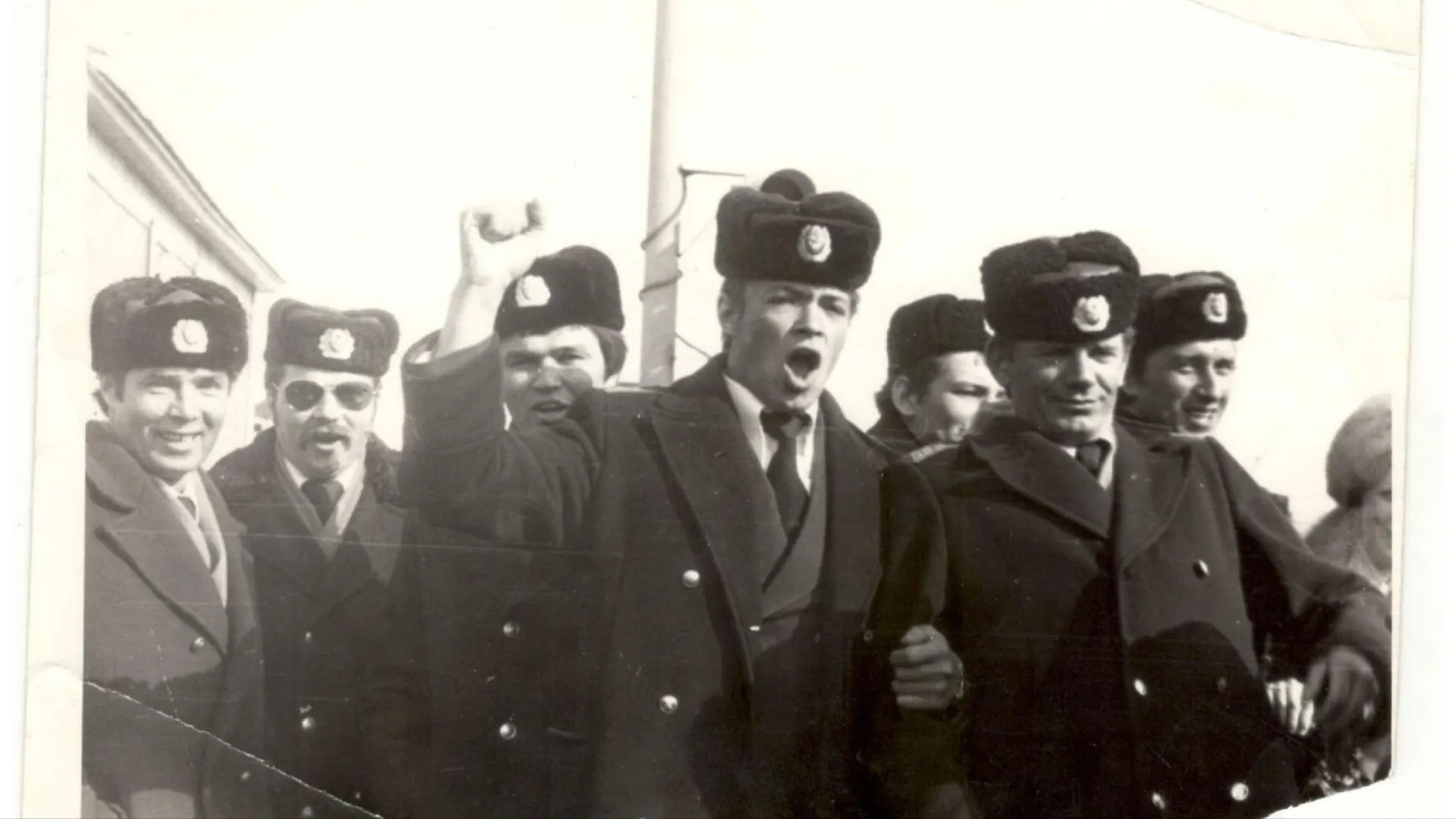 Лётчики Салехардского лётного отряда на демонстрации 1 мая 1985 года. Анатолий Кудин — первый слева. Фото: предоставлено из личного архива Анатолия Кудина