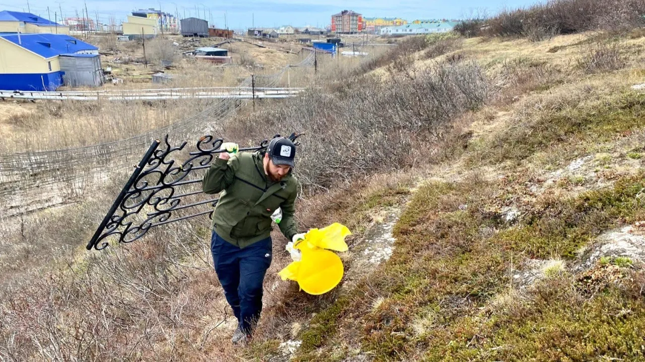 Во время субботника собрали 25 мешков мусора по 240 литров каждый, а также крупногабаритный хлам. Фото: предоставлено волонтерами организации «Будущее Арктики»