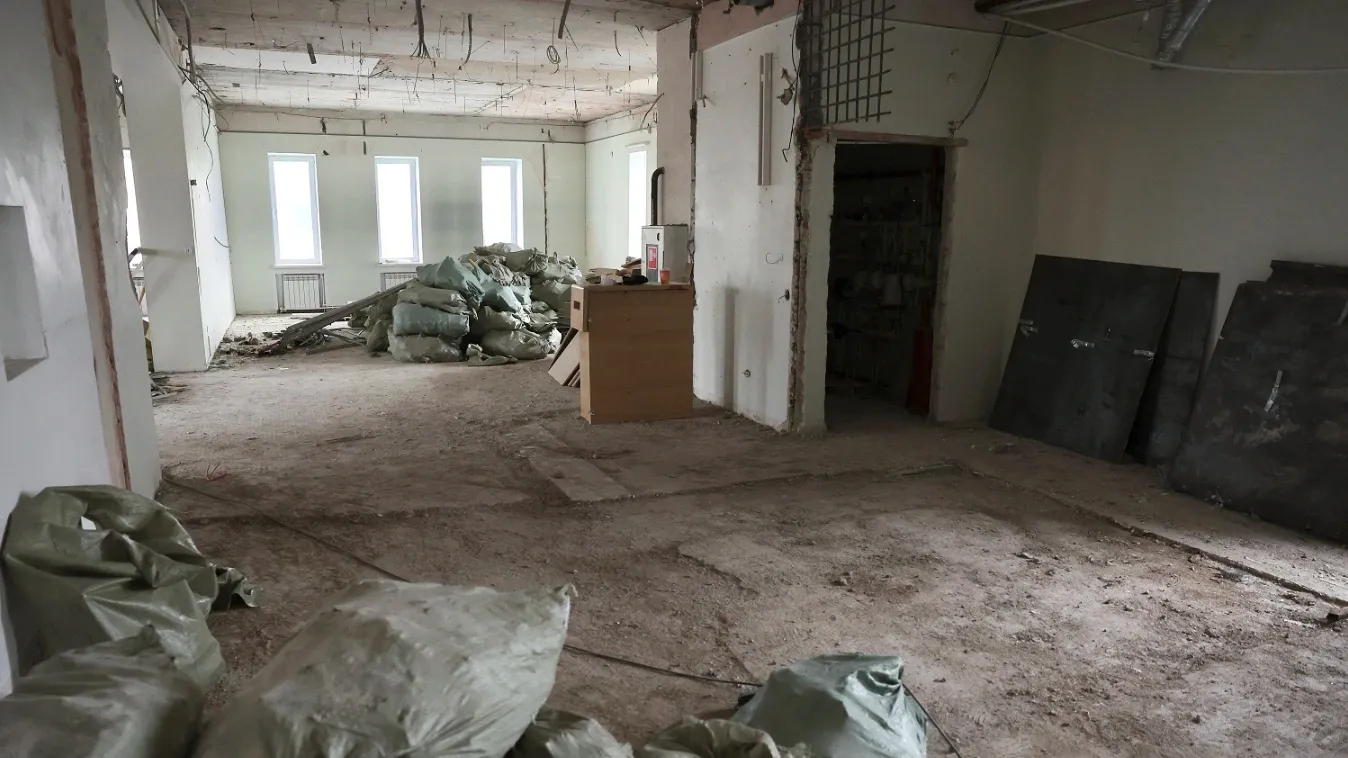 В помещениях, где разместятся ученые, уже идет ремонт. Фото: Андрей Ткачёв / «Ямал-Медиа»