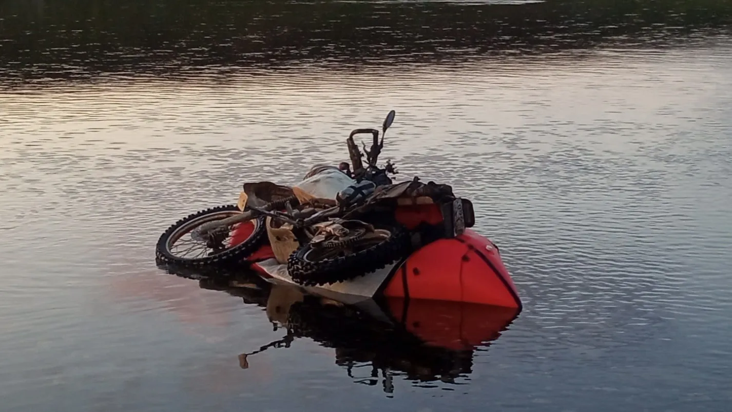 Через глубокие горные реки путешественник переплавлял мотоцикл на резиновой лодке. Фото предоставлено Александром Пазухой