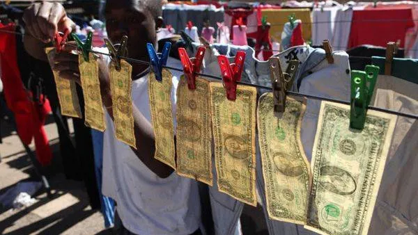 Фото из сети Интернет Джибути местный житель развешивает постиранные доллары сушиться на бельевую веревку