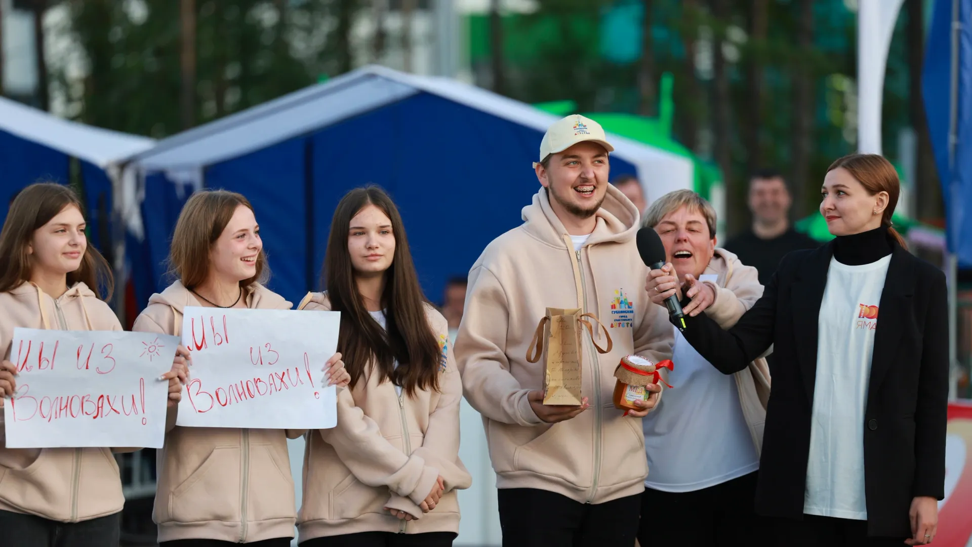 Дети из Волновахи, которые  находятся в Губкинском с экскурсией, подарили губернатору оберег в машину.