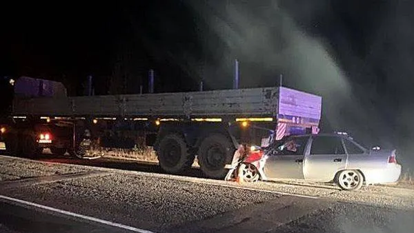 Легковушка влетела под грузовик на трассе Сургут – Салехард