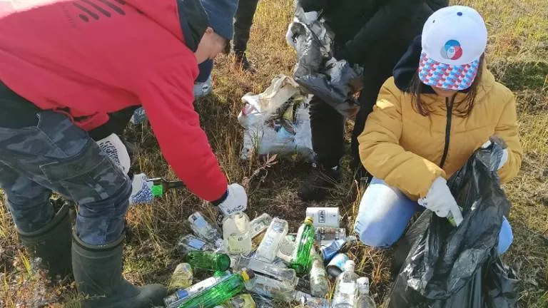 В Мыс Каменном прибирались на пятикилометровой территории – собрано 350 кг мусора. Фото: группа «Мой Ямальский район», «ВКонтакте»