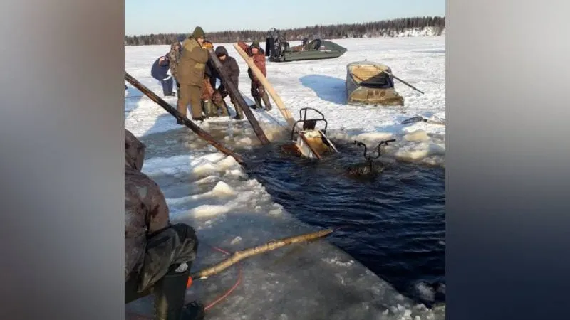 На Ямале снегоход провалился под лед, погибли двое