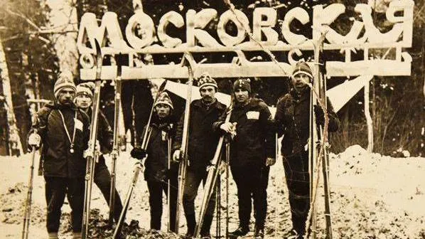 Участники исторического лыжного перехода на границе с Московской областью. Фото из архива Любови Булыгиной