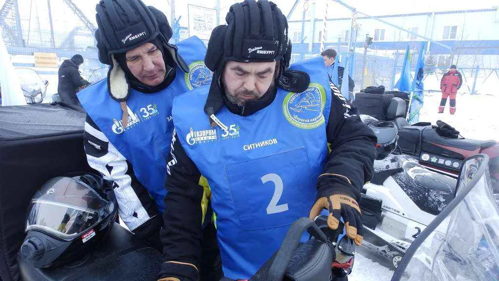 Алексей Ситников помогает Андрею Захарову освоить мощный скоростной снегоход