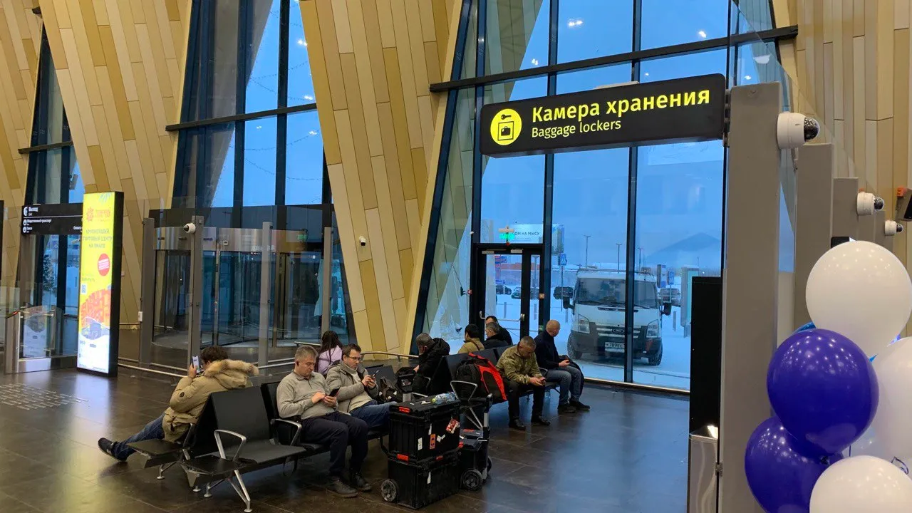 Раньше в новоуренгойском аэропорту некуда было присесть от слова совсем... Теперь можно найти даже кресла в виде лежаков.