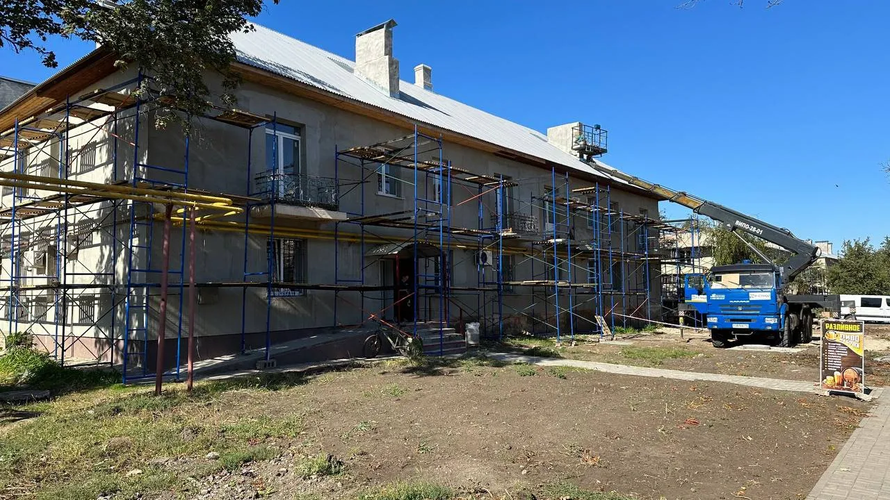 Ямальские строители ремонтируют фасады 20 многоквартирных домов вдоль улицы Ленина в Волновахе. Фото: t.me/stroim_yamal.