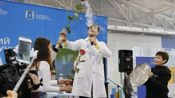 Профессор Нейтрон развлекал салехардцев опытами с жидким азотом замораживали розы.jpg