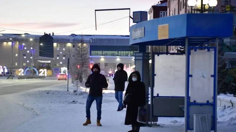 Вахта салехард. Картинка замерз на остановке. В юбке на морозе ждет автобус. Замерз пока ждал автобус.
