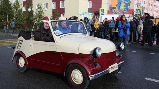 Ретроавтомобили, парад в Салехарде.jpg