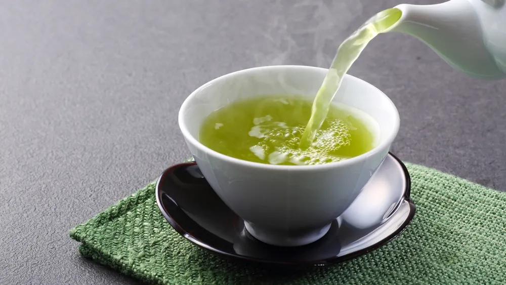 Довольно часто в японских ресторанах соблюдается жёсткая специализация – там готовят или одно, или другое блюдо в разных вариациях (лапша, темпура, суши), а зелёный чай и воду, как правило, подают бесплатно