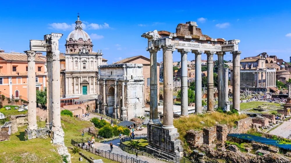 Римский форум – краса и гордость Вечного Города, на осмотр всех храмов, дворцов и садов которого уйдёт несколько дней.