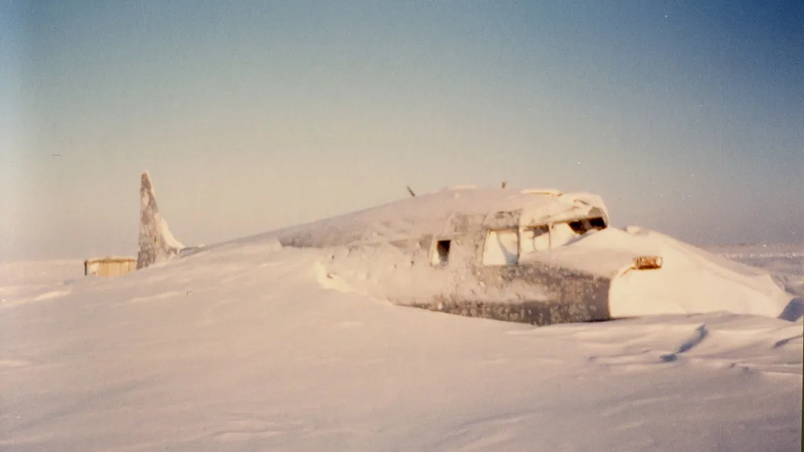 Иной раз в тундре попадались редкие находки. На фото — заброшенный самолёт недалеко от Мыса Каменного. В том же районе как-то нашли сгоревший вертолет. Фото из архива Александра Гайнбихнера