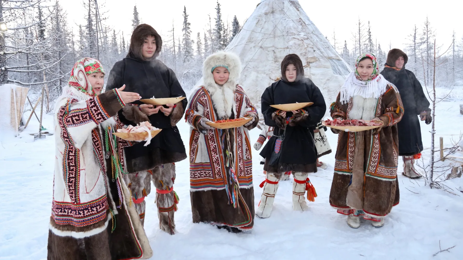 В гостевом чуме знакомят с культурой северного народа. Фото: Василий Петров/«Ямал-Медиа»