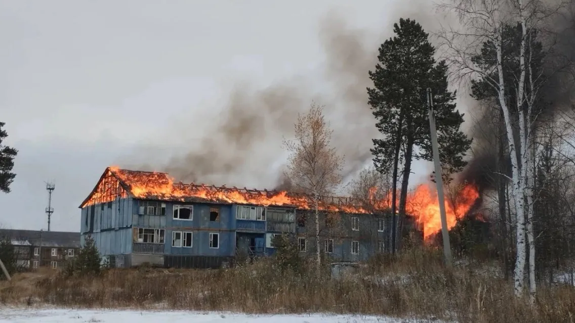 Пожар в расселенном здании начался с крыши. Фото: t.me/Noyabrsk112
