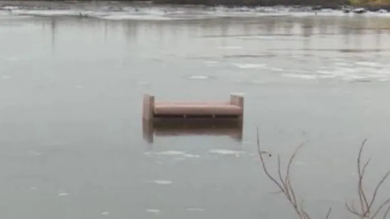 Ретро-диван торчит во льду посреди реки как брошенное судно. Фото: vesti-yamal.ru