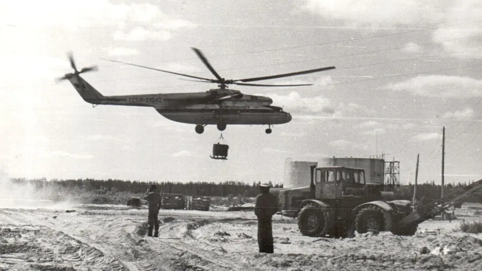 «Ми-6» создали во второй половине 1950-х. В 1961-м он стал первой в мире машиной, преодолевшей скорость 300 км в час. Ещё через два года на нём была достигнута скорость 340,15 км в час. На этой винтокрылой машине установлено 16 мировых рекордов! Харампур, 1981 год. Фото: предоставлено Валерием Степанченко