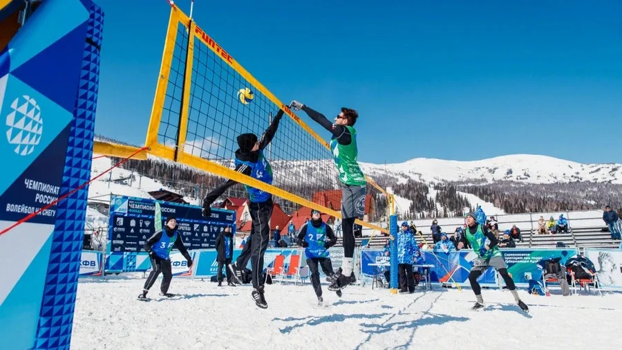 В «снежном» волейболе на площадку выходят трое игроков от команды. Фото: fakelvolley.ru