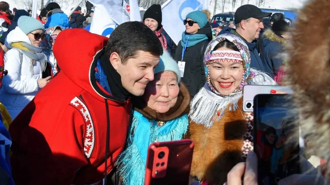 Губернатору ЯНАО на празднике было интересно общаться с северянами. Фото: vk.com/artyukhov_da
