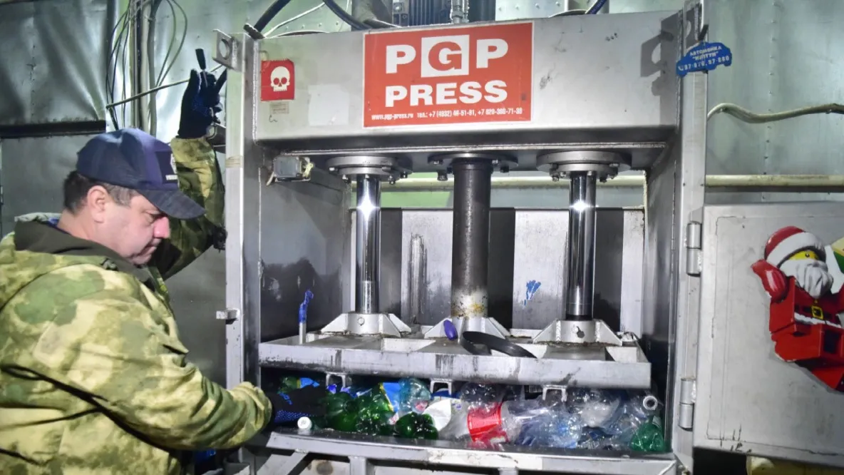 Пластиковую тару прессуют — так она занимает меньше места. Фото: Андрей Ткачев / «Ямал-Медиа»