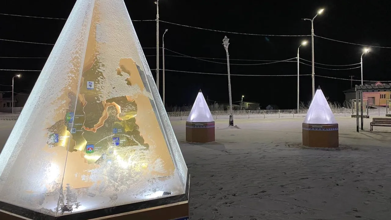 В прозрачных конусах с подсветкой представлены символы 13 муниципалитетов Ямала. Фото: Анастасия Ульянова / Ямал-Медиа