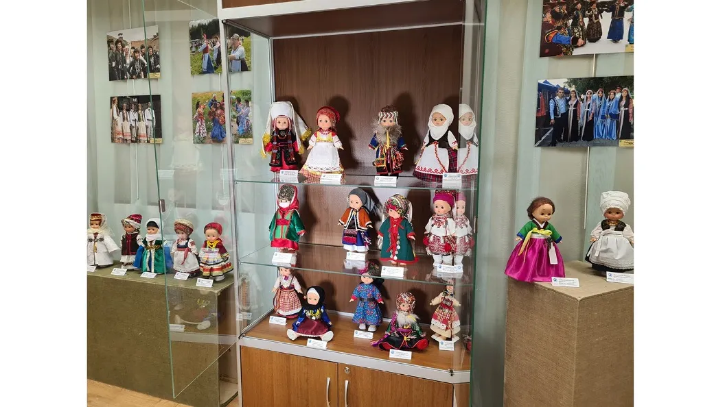 В музейной коллекции сорок кукол в национальных костюмах. Фото: Винера Жуминова