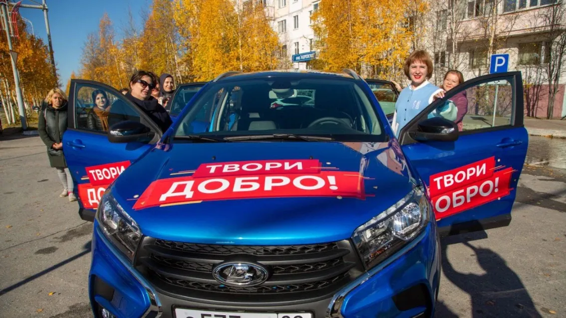 Общественники из «Семьи Ямала» стали пятыми, кто получил авто из рук губернатора для своих добрых дел. Фото: t.me/pool_89