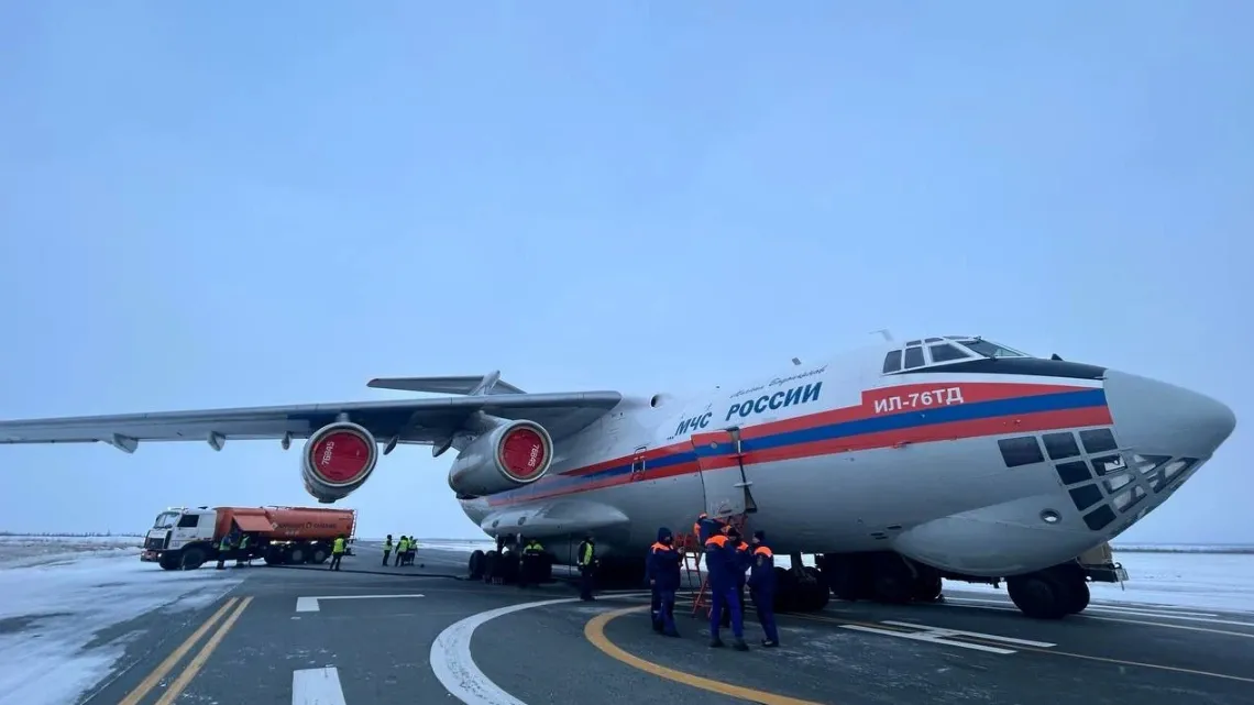 В аэропорт Салехарда для подготовки к учениям прибыл борт ИЛ-76ТД МЧС России. Фото: предоставлено пресс-службой губернатора ЯНАО