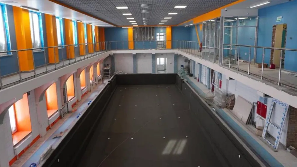 После реконструкции  у здания бассейна «Юность» будет три этажа. Фото: t.me/VORONOV89