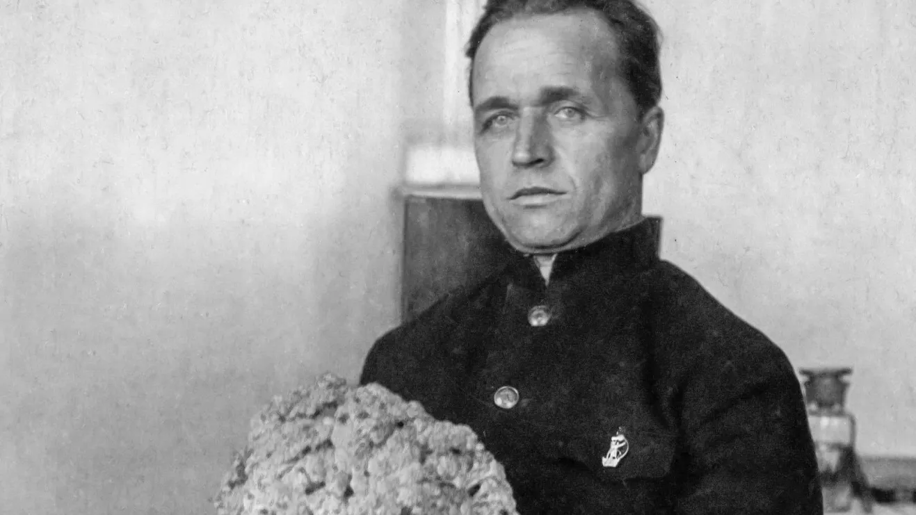 Чубынин с головкой цветной капусты. Фото: предоставлено Государственным архивом ЯНАО