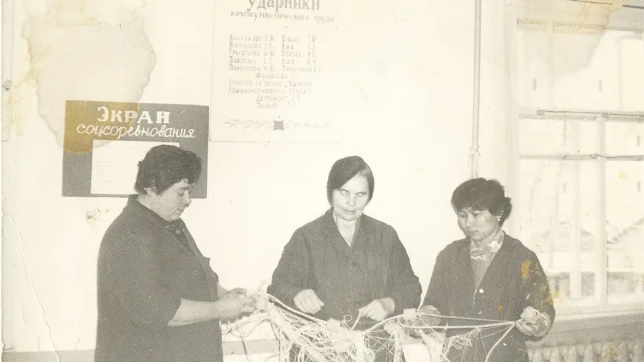 Шили и латали многометровые неводы в сетепосадочном цехе более 20 работниц. Сегодня - только три мастерицы. Фото из архива ИА «Приуралье»