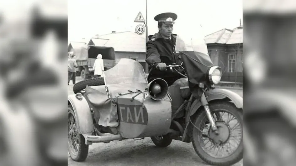 Валерий Баландин на рабочем мотоцикле. На коляске установлен громкоговоритель. Фото: предоставлено Валерием Баландиным