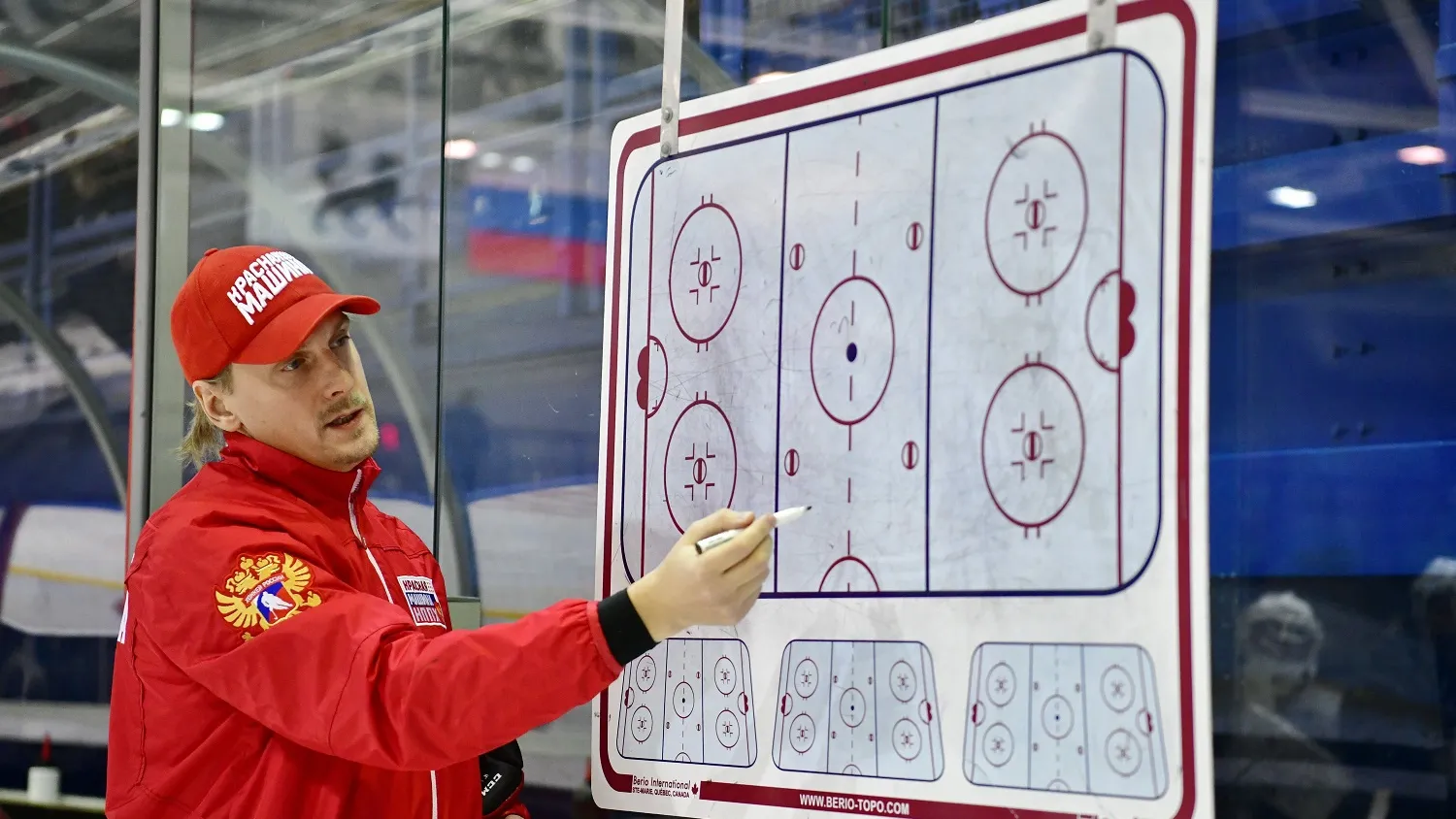 Именитые хоккеисты делились секретами результативных атак. Фото: Андрей Ткачёв / «Ямал-Медиа»