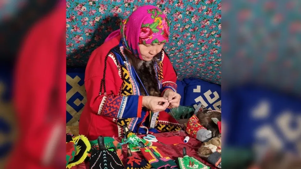 По словам Аллы Тайшиной, в тундре искусство шитья передаётся из поколения в поколение, от матери к дочери. Фото: Лидия Кобзева