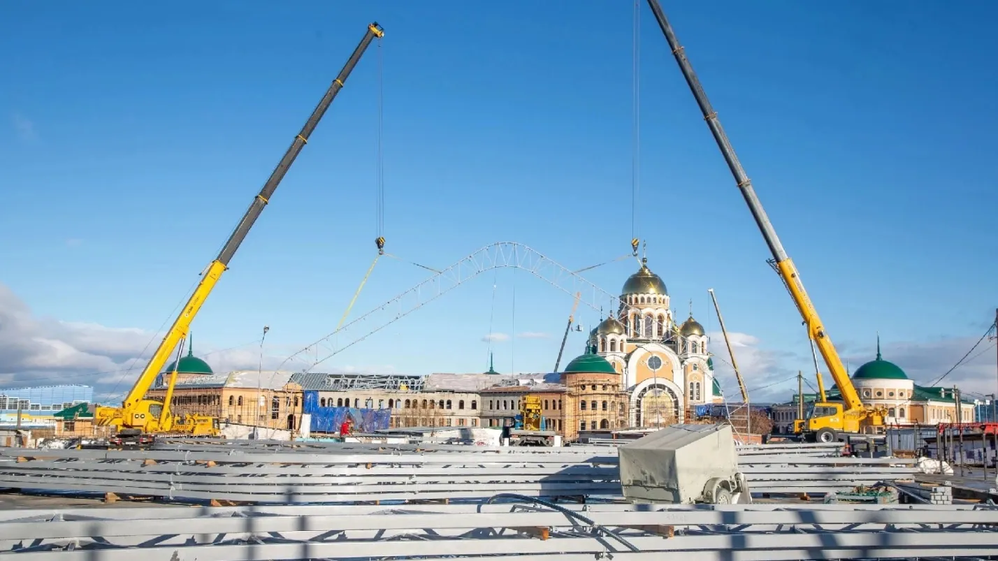 Строители устанавливают каркас нового корта у «Геолога». Фото: vk.com/titovsky_al