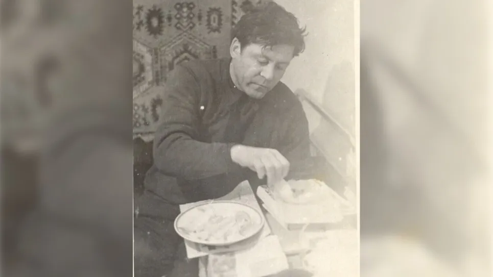 Валентин Костецкий у себя дома со строганиной из муксуна. 1970 год. Фото: предоставлено Государственным архивом ЯНАО
