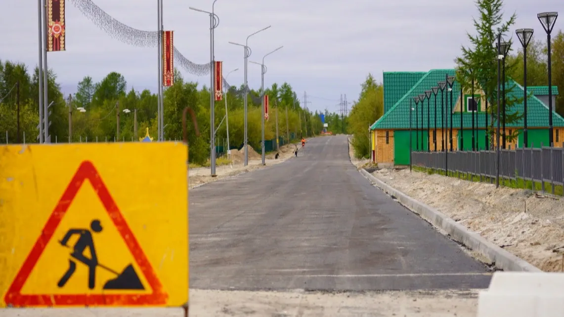 Обновление дорог в Пуровске. Фото: Юлия Чудинова / «Ямал-Медиа»