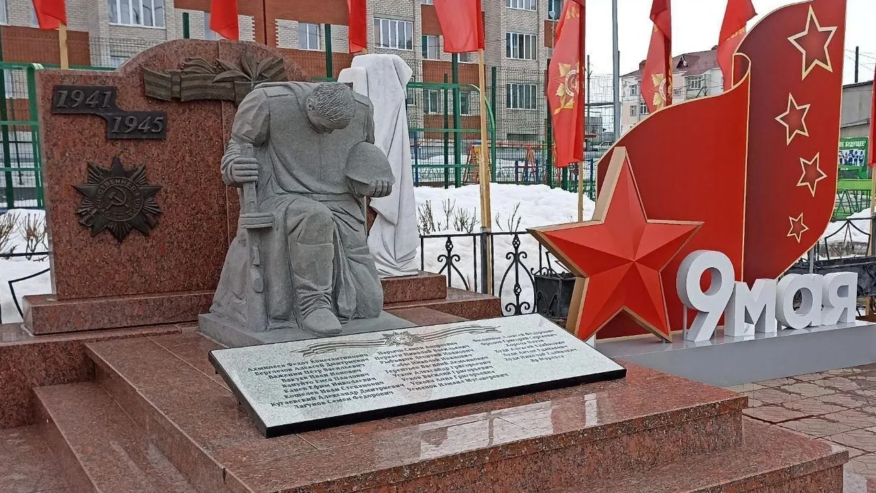 Панаевцы инициировали обновление мемориальной плиты у памятника в прошлом году. Фото: vk.com/moi_yamalskiy_raion