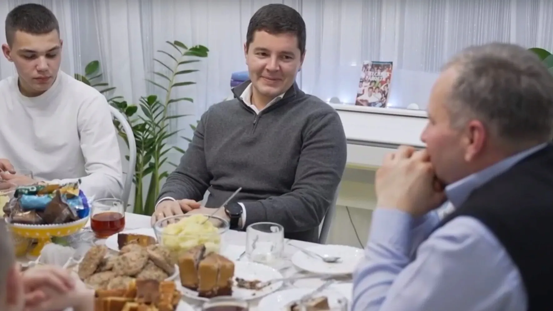 Дмитрий Артюхов пообщался с дружной семьей и пообещал поддержку и в будущем. Кадр из видео: vk.com/artyukhov_da