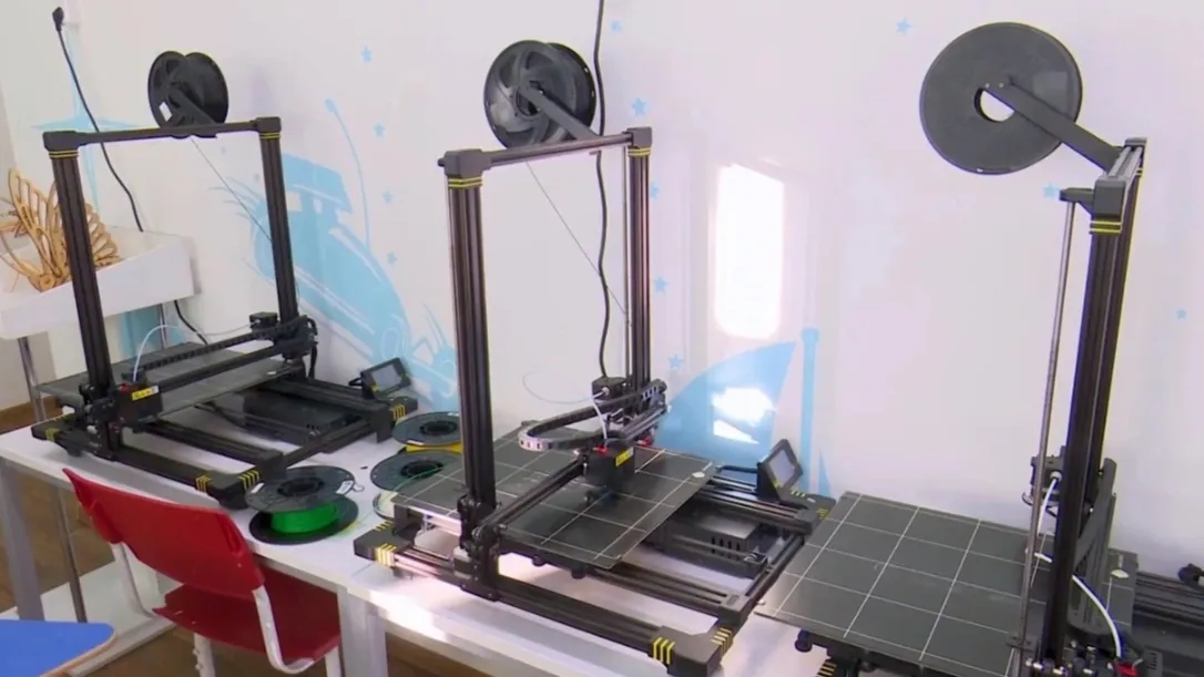 Чехлы для ампул создают на 3D-принтере. Кадр из видео: vk.com/titovsky_al