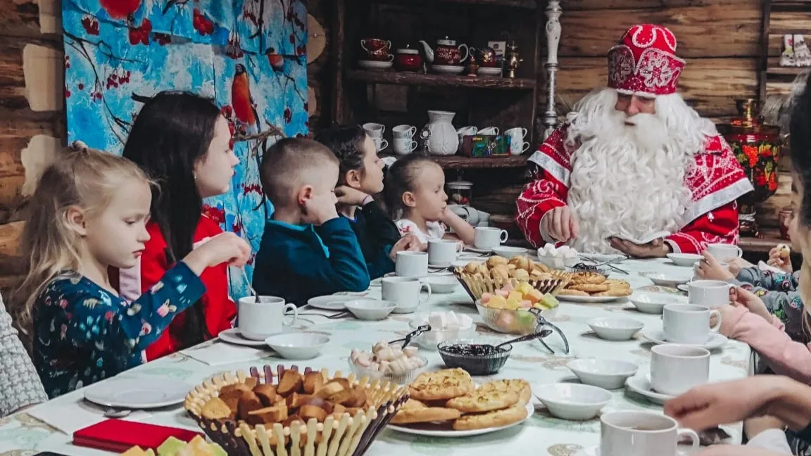 Среди услуг на Вотчине Деда Мороза есть чаепитие с волшебником. Фото: предоставлено семьей Яновских