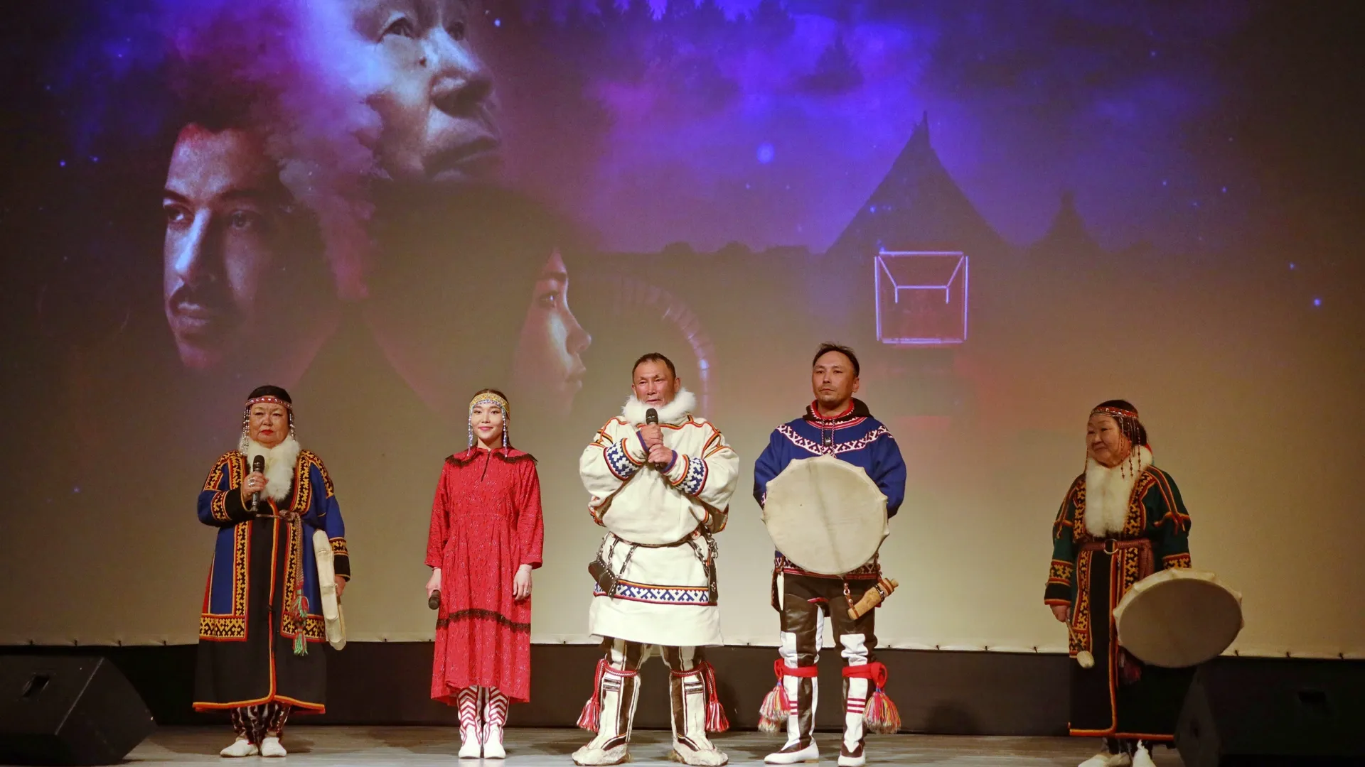 Ямальские актеры вышли к зрителям на спецпоказе. Фото: пресс-служба губернатора ЯНАО