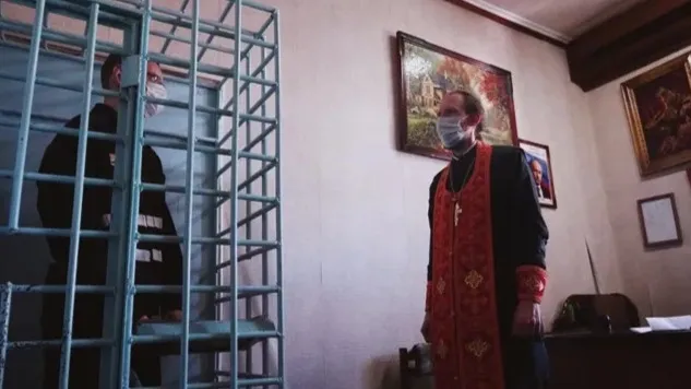 Встреча священника с заключенным в «Полярной сове». Фото: Юлия Чудинова/«Ямал-Медиа»