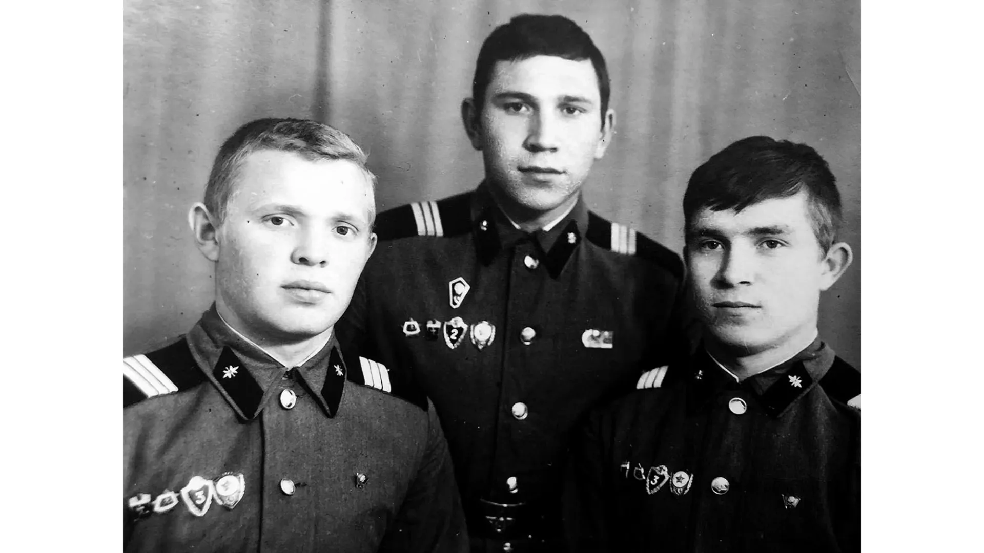 Владимир Дронзиков (слева) и Юрий Кукевич (справа) во время службы в армии. 1970-е годы. Фото из архива Юрия Кукевича