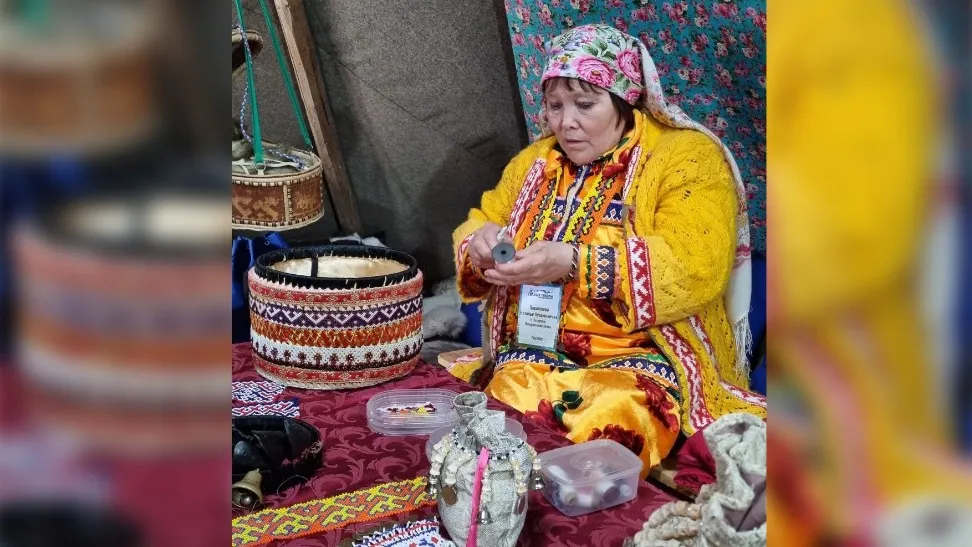 Наталья Паршакова возрождает забытую традицию шитья из рыбьей кожи. Фото: Лидия Кобзева